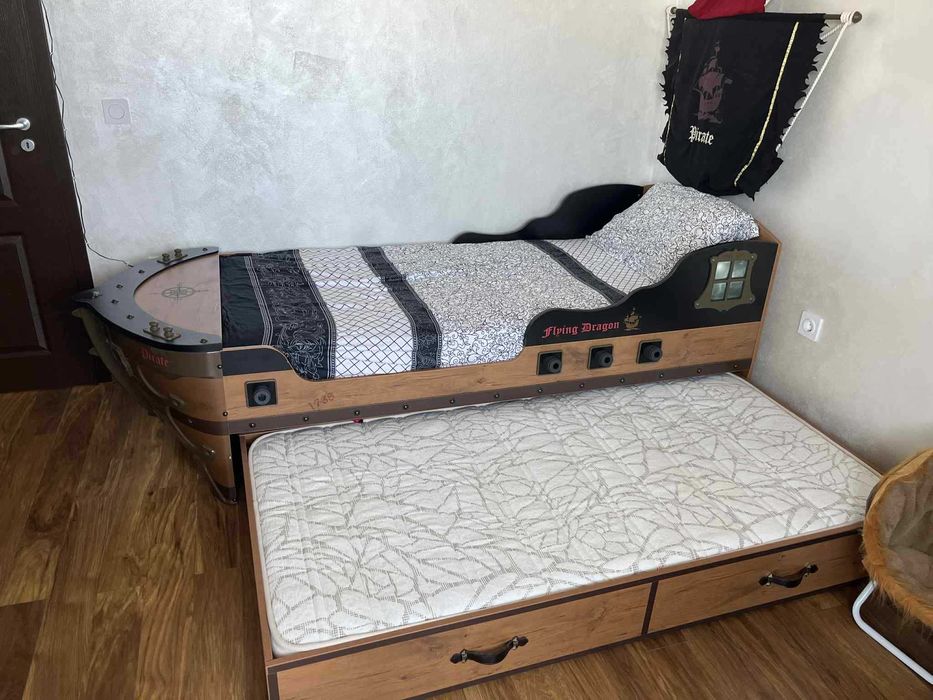 Мебели за детска спалня в пиратска тематика (легло, бюро и библиотека)