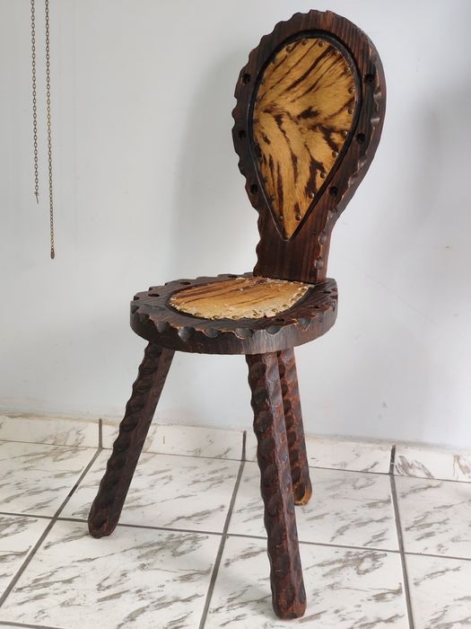 Испански рустикален или " бруталистически "стол с три крака