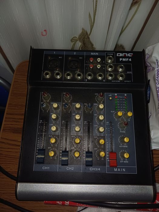 Se vinde funcționează fără probleme mixer si o boxa