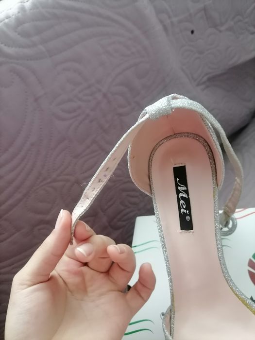 Дамски сандали на дебел ток