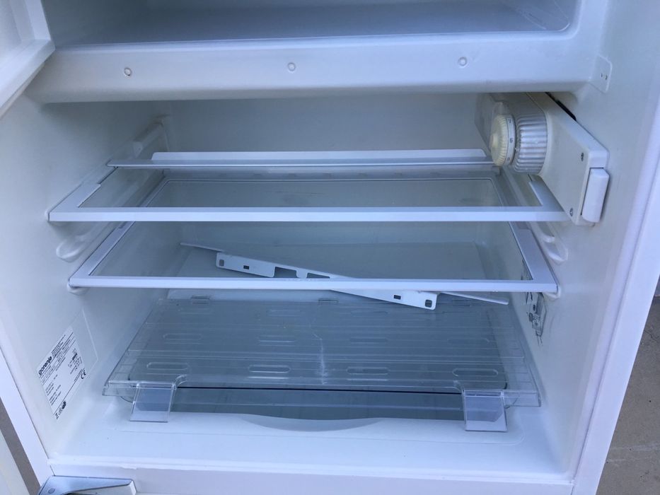 Малък хладилник за пълно вграждане с камера Gorenje 82 см