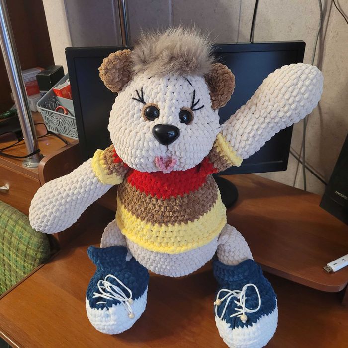 Вязанная игрушка медведь Шалунишка размер 52см,