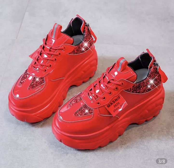 Кроссовки женские.