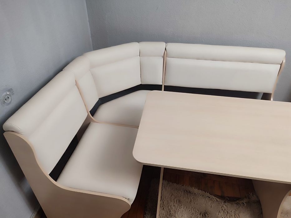 Кухонный уголок со столом