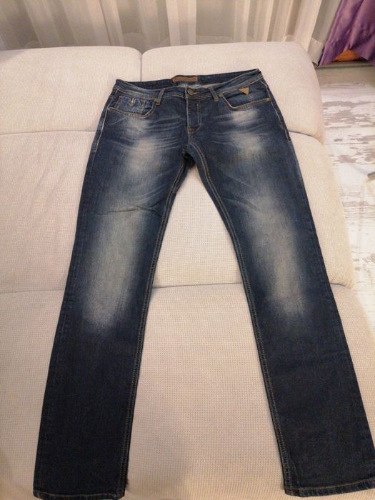 Мъжки тъмни дънки