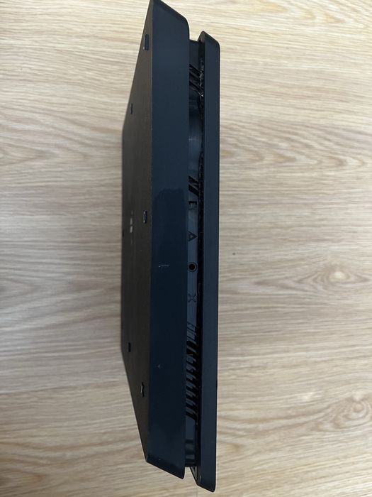 Продавам Playstation 4 Slim 500 gb с един джойстик и няколко игри