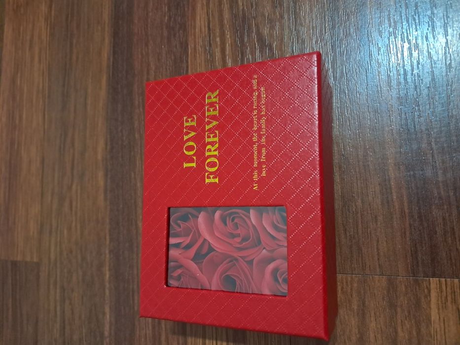 Brosa damă YSL cu pietricele.