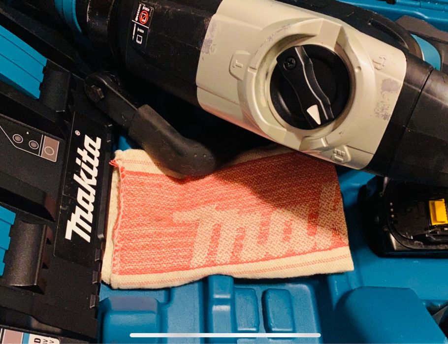 Makita rotopercutor DHR 400