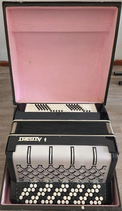 Продам баяны разные