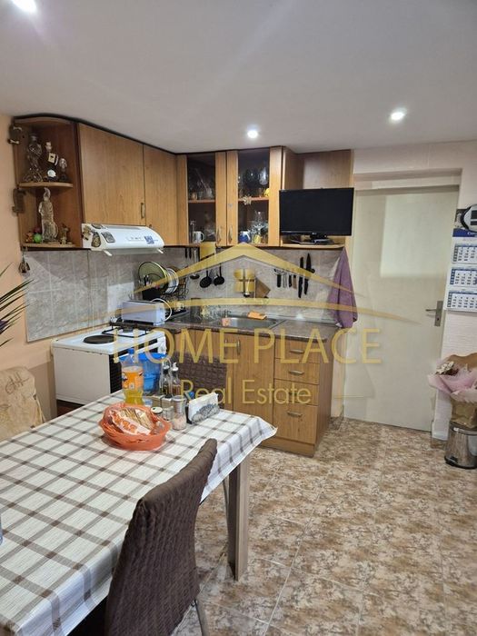 Къща с Двор в района на Погребите