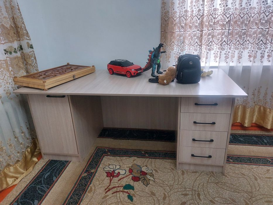 Стол письменный с полками