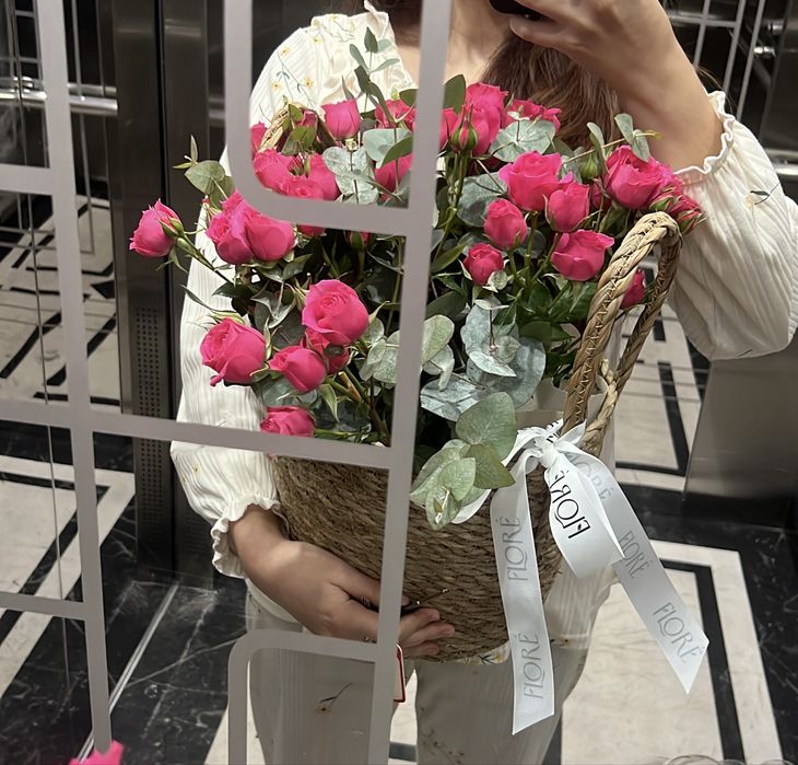 Кустовые розы в корзине