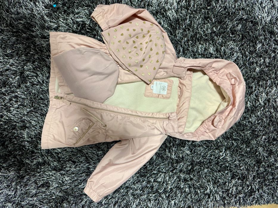 Geacă vânt + 2 căciulițe, mărimea 92