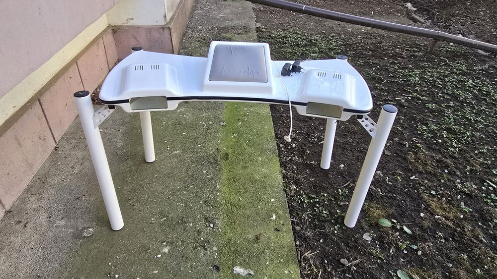 Vând masa manichiura cu aspirator și lămpi incorporate