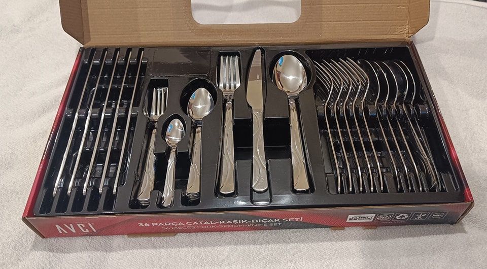 Комплект прибори за хранене съчетаващ класическия и модерен дизайн