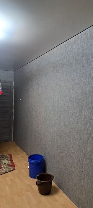 Поклейка обоев...