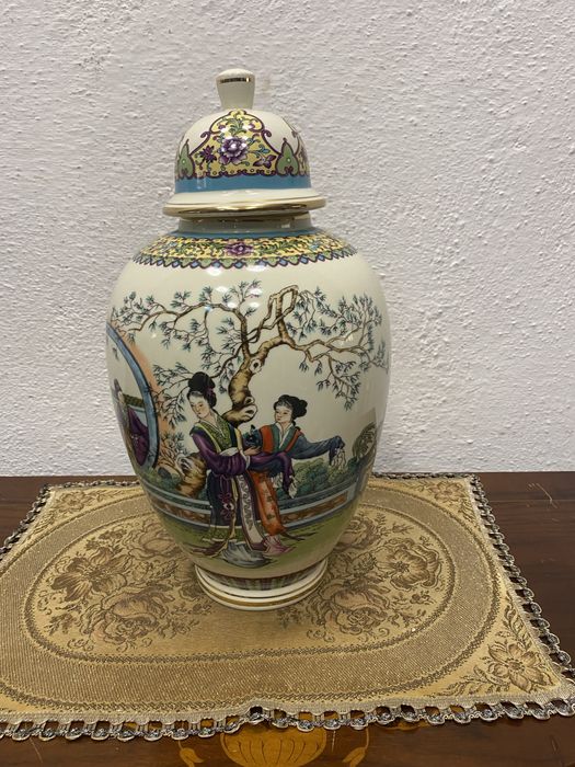 Голяма китайска ваза от костен порцелан