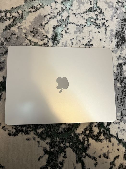 Vând MacBook Air 13 cu cip Apple M3