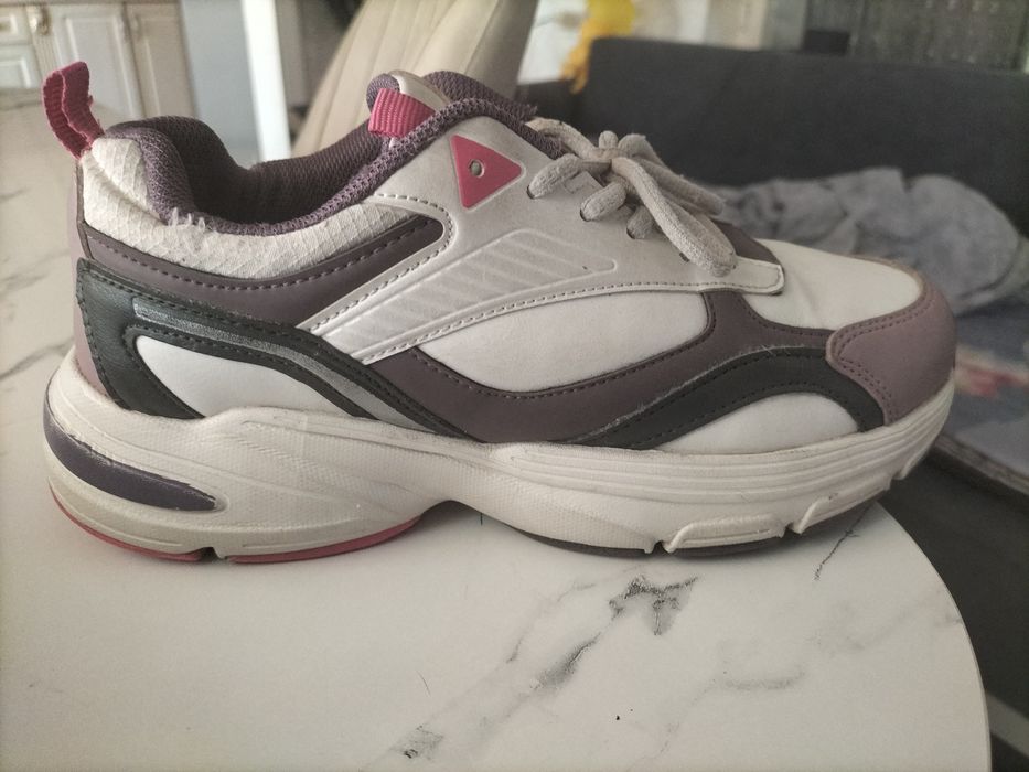 Кроссовки б/у в хорошем состоянии