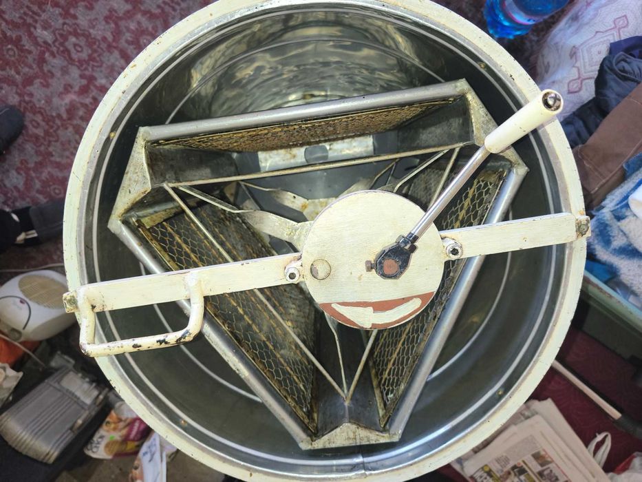 Продавам пчеларска центрофуга