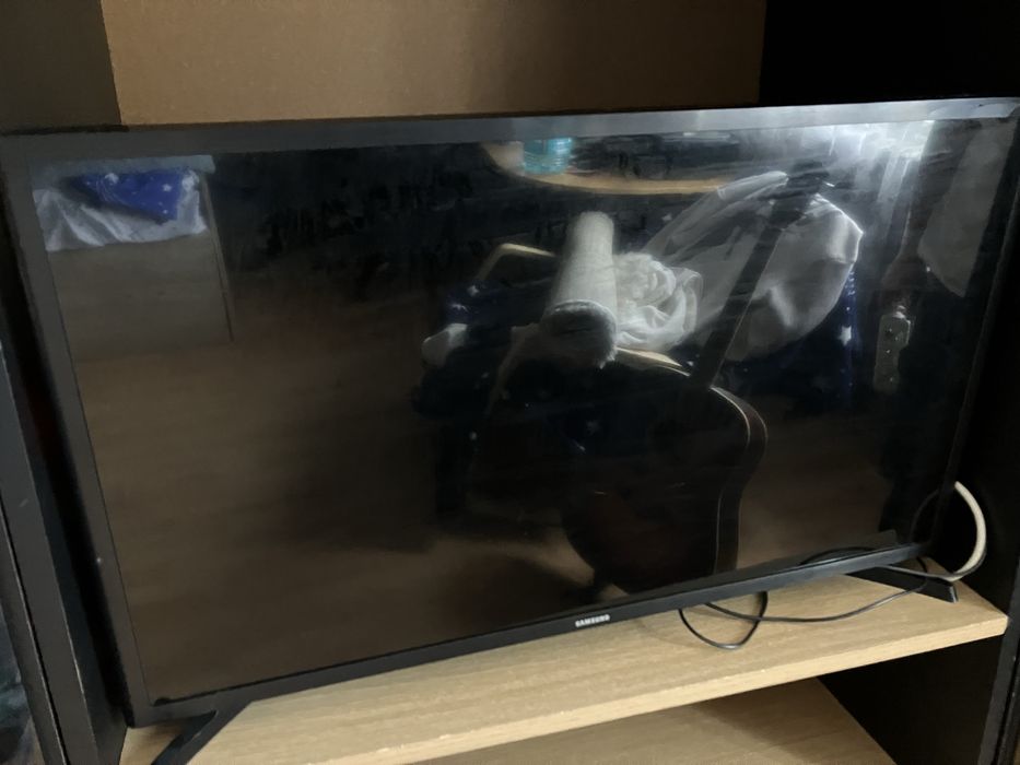 Vand URGENT Televizor Samsung UE32J5200AW ptr PIESE!