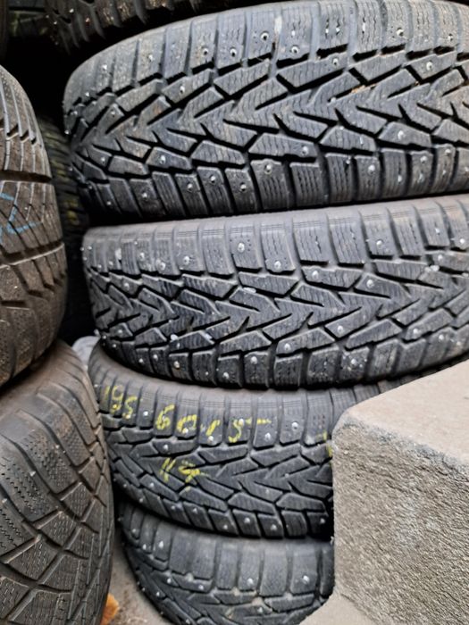 4 anvelope 195/60 R15 Michelin cu pinteni pentru gheață!