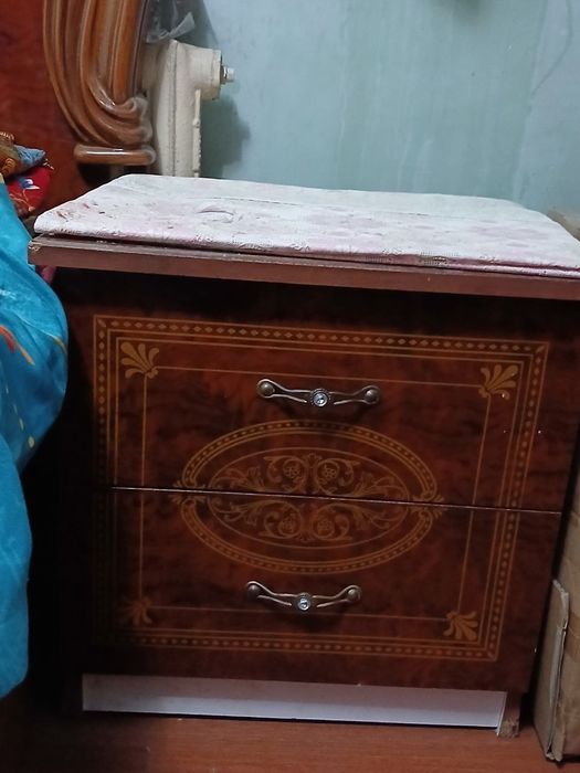 Сандк 150 
Корпеше 8 та 150 ден
Тумбо  200 коиам
Шкаф 500
Палто 300 
М
