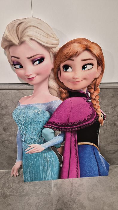 Продавам картонени фигури