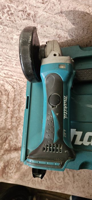 MAKITA комплект машини в много добро състояние, с зарядно и 5 батерии.