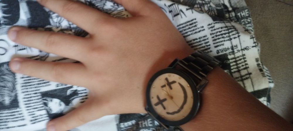 Часы Dead Smiley ходят