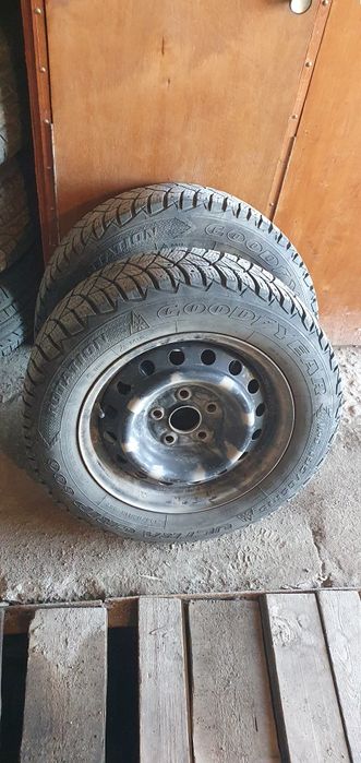 Продам комплект дисков с резиной R15 от тойоты