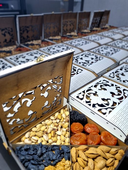 Подарочный набор из орехов и сухофруктов chaqchuq va quruq meva sovga