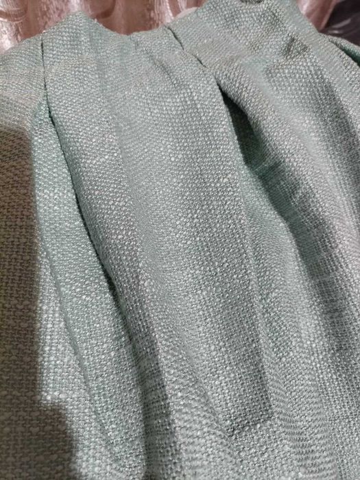 Шторы (занавески)  плотные, солнцезащитные, отличного качества.