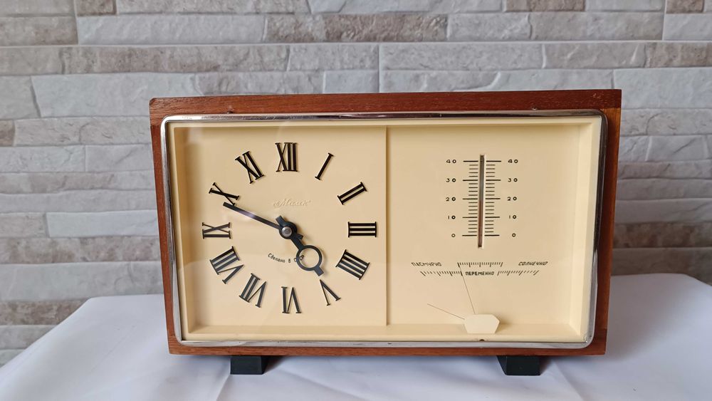 Руски настолен часовник - Маяк с термометър и хигрометър  - 1970г.