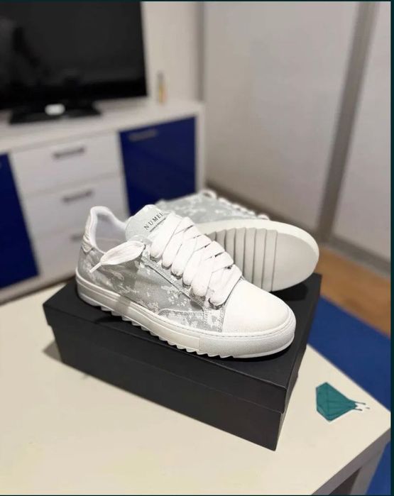 Adidași numeris culoarea alb mărimea 42 noi