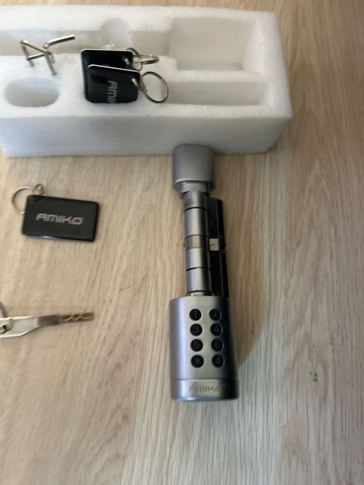 Butuc incuietoare smart, Bluetooth, amprente, RFID & cheie mecanica.