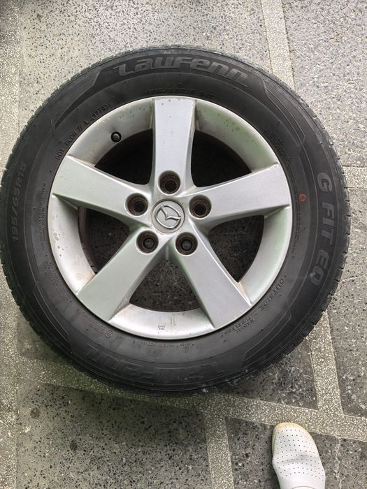 Продавам комплект 4 гуми с алуминиеви джанти Mazda