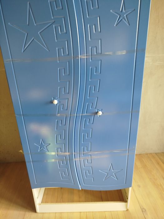 Yosh bolalar uchun Dars stoli, Shkaf, kravat