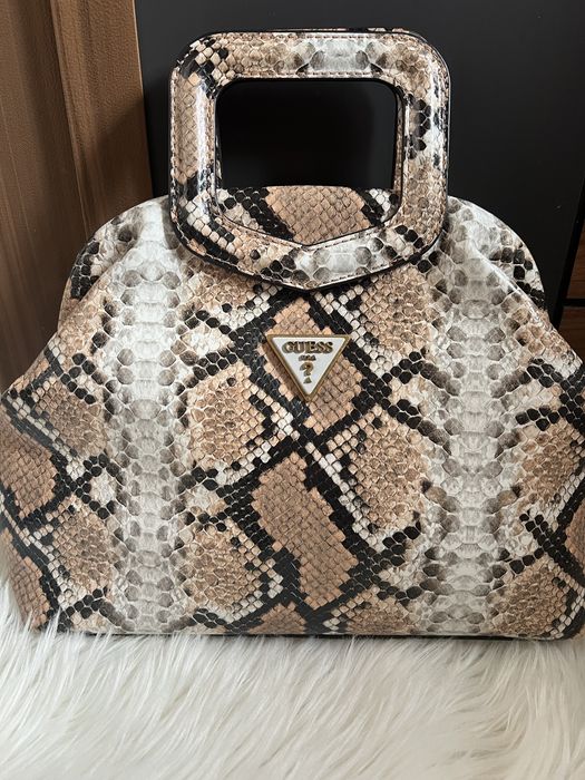 Нова чанта guess