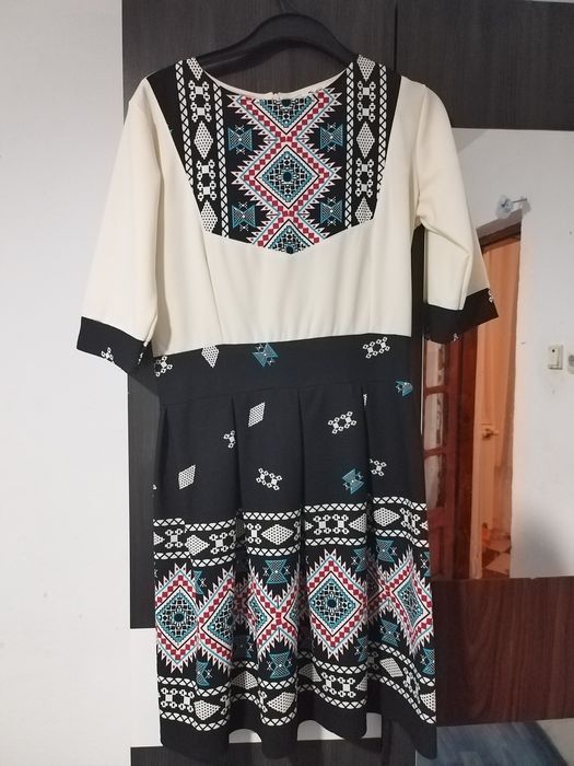 Rochie cu imprimeu traditional