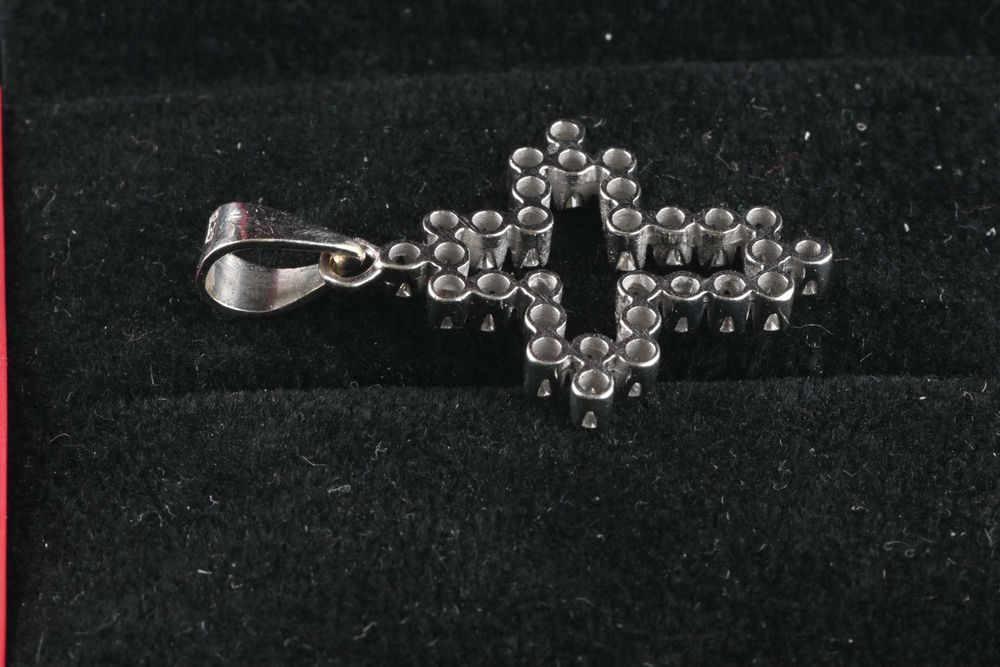 Златен Кръст Бяло Злато 750 с 32 Брилянта 0.60 карата, 2.3 грама