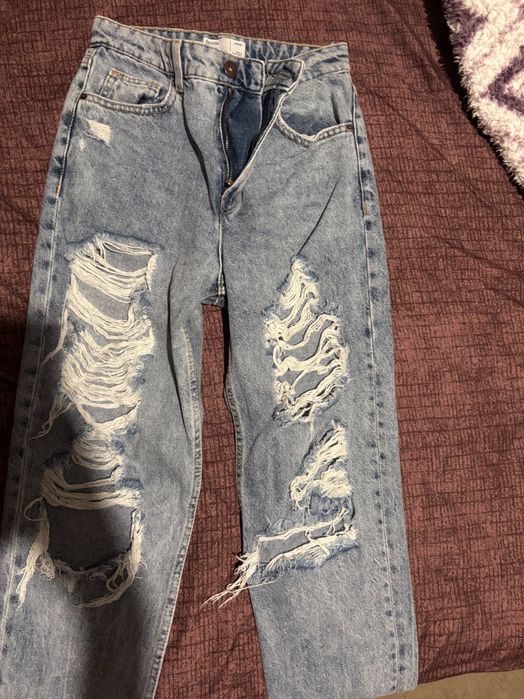 Скъсани дамски дънки