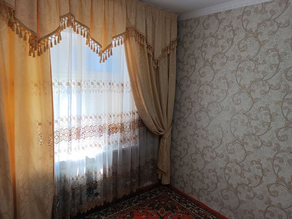 Кибрай марказида жойлашган гиштли 4- каватли уйнинг 2-каватидаги 2 хон