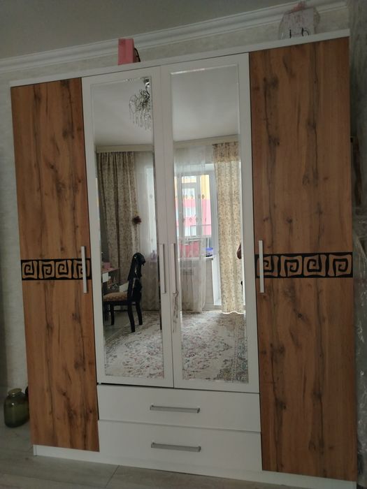 Шкаф 4-дверный с зеркалом, состояние отличное. Очень вместительный, ес