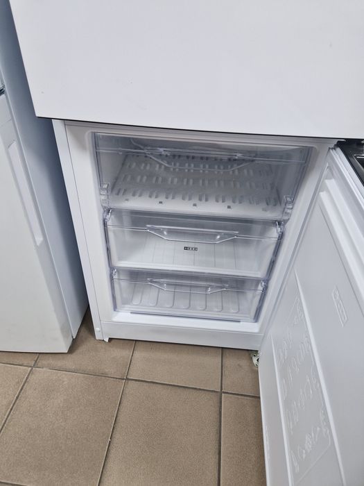 Продам холодильник indesit