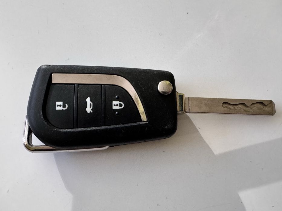 Ключ за Toyota  Rav 4  Corola Auris Yaris оригинален стъваем с 3бутона