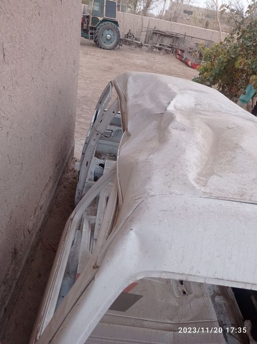 Damas mashinasini kuzovi sotiladi ustiga daraxt sinib tushgan turgan j