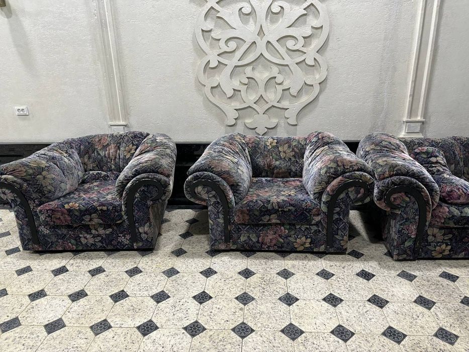 Продаю б/у деван с двумя креслами