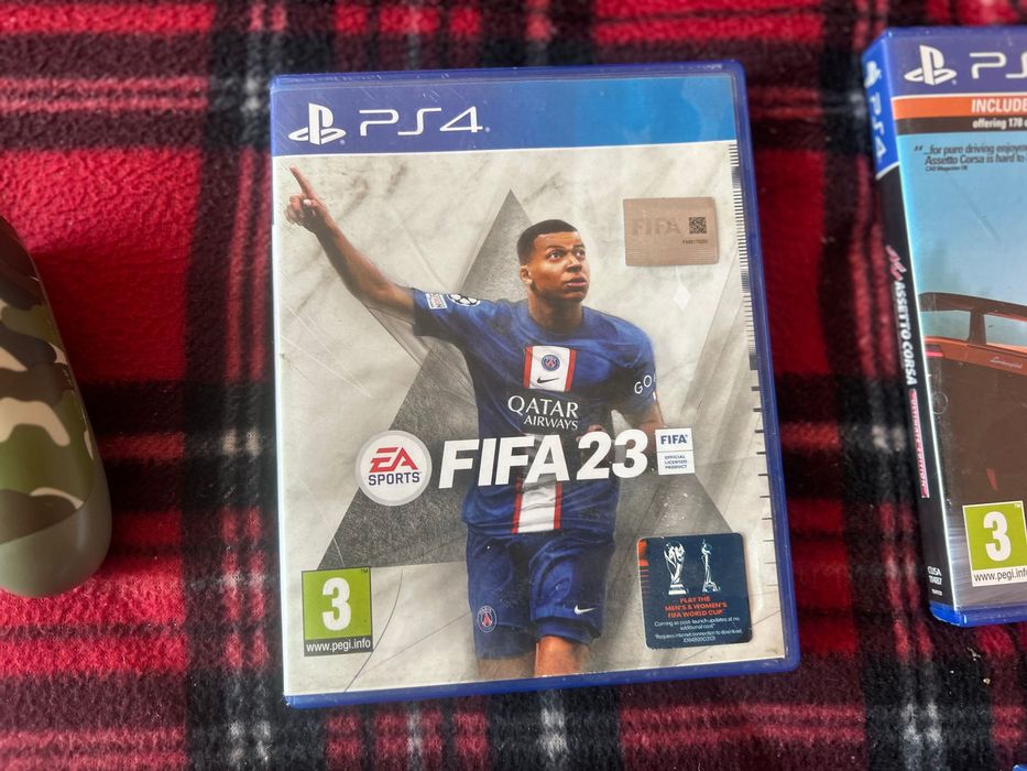 PS4 с два джойстика и шест игри