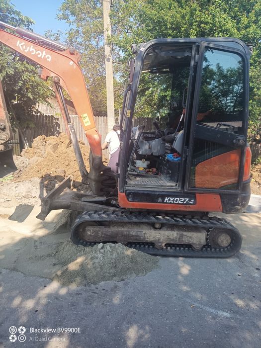 Execut lucrări cu miniexcavator